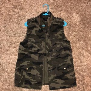 Camo sleeveless jacket